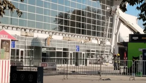 NOVOSTI U NOVOM SADU: Evo šta se dešava na Železničkoj stanici dan posle užasne tragedije (VIDEO) NOVOSTI U NOVOM SADU: Evo šta se dešava na Železničkoj stanici dan posle užasne tragedije (VIDEO)