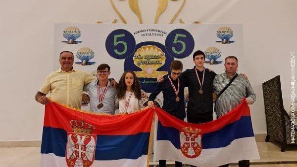 ЧЕТВОРО ЂАКА ДОНЕЛО ШЕСТ ЗЛАТНИХ МЕДАЉА! Ученици математичке гимназије у Београду заблистали на међународној олимпијади знања ЧЕТВОРО ЂАКА ДОНЕЛО ШЕСТ ЗЛАТНИХ МЕДАЉА! Ученици математичке гимназије у Београду заблистали на међународној олимпијади знања
