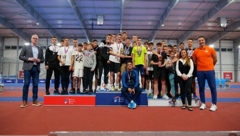 NEZABORAVNO TAKMIČENJE ZA BEOGRADSKE ŠKOLARCE: Poznati delili medalje mladim atletičarima NEZABORAVNO TAKMIČENJE ZA BEOGRADSKE ŠKOLARCE: Poznati delili medalje mladim atletičarima