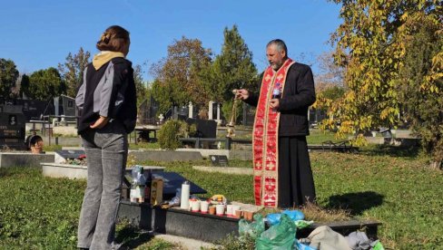 NE ZABORAVLJAJTE KORENE I ČEMU SU NAS UČILI NAŠI PRECI: Na pravoslavnom groblju u Prištini okupili se malobrojni Srbi NE ZABORAVLJAJTE KORENE I ČEMU SU NAS UČILI NAŠI PRECI: Na pravoslavnom groblju u Prištini okupili se malobrojni Srbi