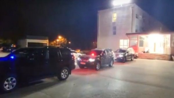 САЈ КРЕНУО У АКЦИЈУ: Српска полиција иде ка месту на ком је лоциран Алија Балијагић (ВИДЕО) САЈ КРЕНУО У АКЦИЈУ: Српска полиција иде ка месту на ком је лоциран Алија Балијагић (ВИДЕО)