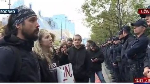 CVILEĆETE KO KEROVI, TREBA DA NAS SE PLAŠITE: Jezive poruke Đilasovih ljudi, monstruozne poruke uputili policiji CVILEĆETE KO KEROVI, TREBA DA NAS SE PLAŠITE: Jezive poruke Đilasovih ljudi, monstruozne poruke uputili policiji