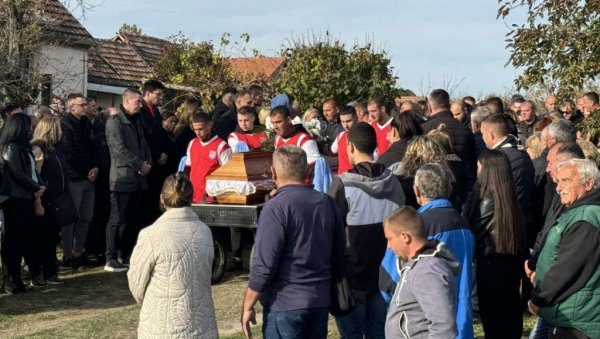 ЈЕЦАЈИ МИЛОШЕВИХ СЕСТАРА ПАРАЛИ НЕБО: Тужна поворка, завијена у црно, на вечни починак испратила трагично страдалог младог фудбалера (ФОТО) ЈЕЦАЈИ МИЛОШЕВИХ СЕСТАРА ПАРАЛИ НЕБО: Тужна поворка, завијена у црно, на вечни починак испратила трагично страдалог младог фудбалера (ФОТО)