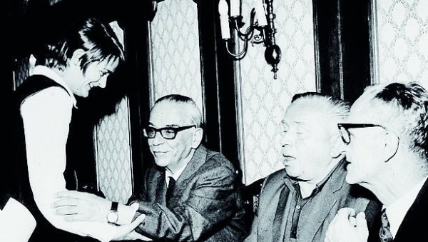 МОРАЛНА ВЕРТИКАЛА ПИСЦА И ДИПЛОМАТЕ: Андрић није волео ласкања, увреде и претурања по личном животу МОРАЛНА ВЕРТИКАЛА ПИСЦА И ДИПЛОМАТЕ: Андрић није волео ласкања, увреде и претурања по личном животу