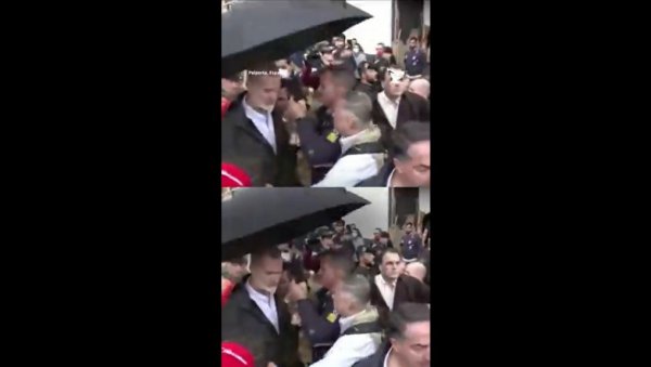 НАПАДНУТИ КРАЉ И КРАЉИЦА ШПАНИЈЕ: Полиција направила корднон како би обуздала демонстранте (ФОТО/ВИДЕО) НАПАДНУТИ КРАЉ И КРАЉИЦА ШПАНИЈЕ: Полиција направила корднон како би обуздала демонстранте (ФОТО/ВИДЕО)