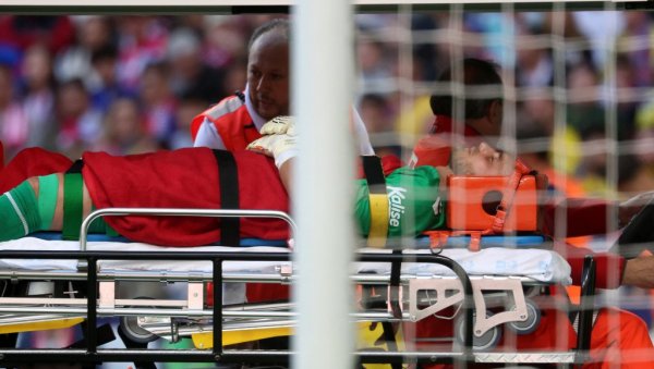 УЖАСНА СЦЕНА У ШПАНИЈИ: Голман остао без свести, на носилима изнет са терена (ФОТО) УЖАСНА СЦЕНА У ШПАНИЈИ: Голман остао без свести, на носилима изнет са терена (ФОТО)
