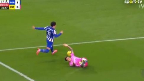 KAPA DOLE, MAJSTORE! Fudbaler Porta nije hteo da postigne gol kada je video da mu se rival povredio (VIDEO) KAPA DOLE, MAJSTORE! Fudbaler Porta nije hteo da postigne gol kada je video da mu se rival povredio (VIDEO)