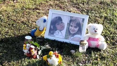 FOTOGRAFIJE VALENTINE I SARE, PORED IGRAČKE I SVEĆE: Potresan prizor u blizini mesta gde su nastradale devojčice u Novom Sadu (FOTO) FOTOGRAFIJE VALENTINE I SARE, PORED IGRAČKE I SVEĆE: Potresan prizor u blizini mesta gde su nastradale devojčice u Novom Sadu (FOTO)