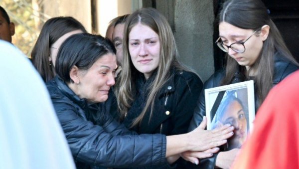 ЈЕЦАЈИ АНЂЕЛИНЕ МАЈКЕ ОДЗВАЊАЈУ КАПЕЛОМ: Стара Пазова у сузама испраћа девојку страдалу на Железничкој станици у Новом Саду (ФОТО) ЈЕЦАЈИ АНЂЕЛИНЕ МАЈКЕ ОДЗВАЊАЈУ КАПЕЛОМ: Стара Пазова у сузама испраћа девојку страдалу на Железничкој станици у Новом Саду (ФОТО)