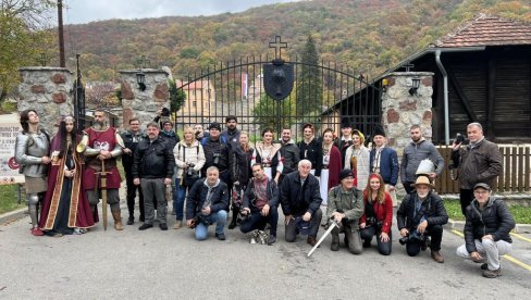 FOTO-SAFARI ART TIMA: Modeli pred objektivima na lokacijama dva manastira (FOTO) FOTO-SAFARI ART TIMA: Modeli pred objektivima na lokacijama dva manastira (FOTO)