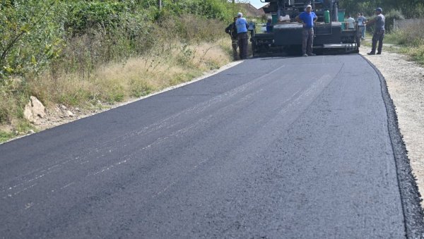 ПОСТАВЉАЈУ ЗАВРШНИ СЛОЈ: Обустава саобраћаја на путу Медвеђа-Свилајнац ПОСТАВЉАЈУ ЗАВРШНИ СЛОЈ: Обустава саобраћаја на путу Медвеђа-Свилајнац