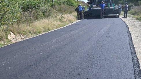 POSTAVLJAJU ZAVRŠNI SLOJ: Obustava saobraćaja na putu Medveđa-Svilajnac POSTAVLJAJU ZAVRŠNI SLOJ: Obustava saobraćaja na putu Medveđa-Svilajnac