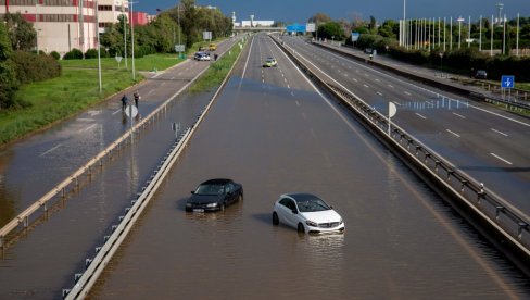 HAOS U BARSELONI, EKSTREMNA OPASNOST: Katastrofalne poplave zatvorile ulice i škole! (FOTO/VIDEO) HAOS U BARSELONI, EKSTREMNA OPASNOST: Katastrofalne poplave zatvorile ulice i škole! (FOTO/VIDEO)