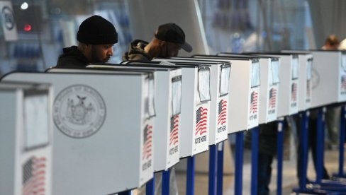 JURIŠ NA OKOVANU BELU KUĆU: Pod visokim merama bezbednosti Amerikanci glasali za novog predsednika SAD JURIŠ NA OKOVANU BELU KUĆU: Pod visokim merama bezbednosti Amerikanci glasali za novog predsednika SAD
