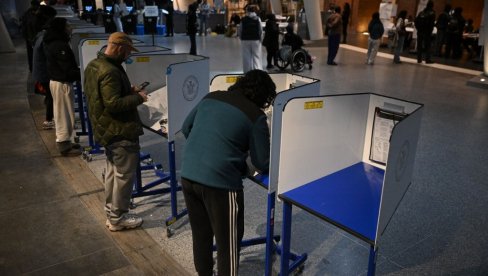 U SAD OTVORENA SVA BIRAČKA MESTA: Zatvaranje poslednjeg sutra oko 7 ujutro U SAD OTVORENA SVA BIRAČKA MESTA: Zatvaranje poslednjeg sutra oko 7 ujutro