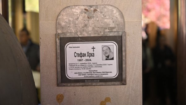 НЕСРЕЋНА МАЈКА УЗ ЈАУКЕ ПАЛА ПОРЕД ХУМКЕ: Болне речи мајке Стефана Хрке - Сине мој, остала сам те жељна, твог осмеха и плавих очију (ФОТО) НЕСРЕЋНА МАЈКА УЗ ЈАУКЕ ПАЛА ПОРЕД ХУМКЕ: Болне речи мајке Стефана Хрке - Сине мој, остала сам те жељна, твог осмеха и плавих очију (ФОТО)