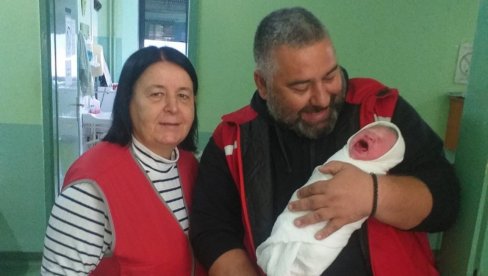 PORODILA SE U KUPATILU PORODIČNOG DOMA: Leskovčanka donela na svet devojčicu uz podršku ekipe Hitne pomoći (FOTO) PORODILA SE U KUPATILU PORODIČNOG DOMA: Leskovčanka donela na svet devojčicu uz podršku ekipe Hitne pomoći (FOTO)