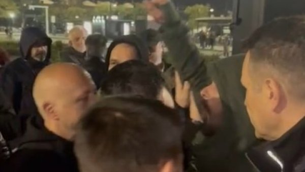 ДРАМА У НОВОМ САДУ! Демонстранти напали Маринику Тепић - Склањај се! (ВИДЕО) ДРАМА У НОВОМ САДУ! Демонстранти напали Маринику Тепић - Склањај се! (ВИДЕО)