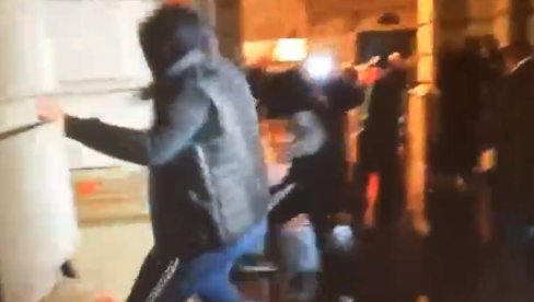 UZNEMIRUJUĆ SNIMAK: Nemile scene - divljanje i uništavanje gradske kuće u Novom Sadu UZNEMIRUJUĆ SNIMAK: Nemile scene - divljanje i uništavanje gradske kuće u Novom Sadu