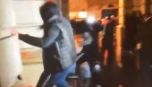 УЗНЕМИРУЈУЋ СНИМАК: Немиле сцене - дивљање и уништавање градске куће у Новом Саду УЗНЕМИРУЈУЋ СНИМАК: Немиле сцене - дивљање и уништавање градске куће у Новом Саду