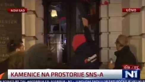 ПРИСТАЛИЦЕ ОПОЗИЦИЈЕ НАПАЛИ ГРАДСКУ КУЋУ У НОВОМ САДУ: Ломе, бацају каменице (ВИДЕО) ПРИСТАЛИЦЕ ОПОЗИЦИЈЕ НАПАЛИ ГРАДСКУ КУЋУ У НОВОМ САДУ: Ломе, бацају каменице (ВИДЕО)