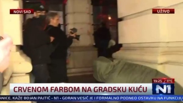 ПРИСТАЛИЦЕ ОПОЗИЦИЈЕ ИЗЛИВАЈУ ФЕКАЛИЈЕ НА ГРАДСКУ КУЋУ: Разбијају прозоре најмонументалније грађевине из XIX века ПРИСТАЛИЦЕ ОПОЗИЦИЈЕ ИЗЛИВАЈУ ФЕКАЛИЈЕ НА ГРАДСКУ КУЋУ: Разбијају прозоре најмонументалније грађевине из XIX века