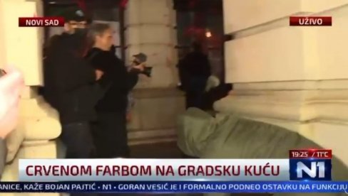 ПРИСТАЛИЦЕ ОПОЗИЦИЈЕ ИЗЛИВАЈУ ФЕКАЛИЈЕ НА ГРАДСКУ КУЋУ: Разбијају прозоре најмонументалније грађевине из XIX века ПРИСТАЛИЦЕ ОПОЗИЦИЈЕ ИЗЛИВАЈУ ФЕКАЛИЈЕ НА ГРАДСКУ КУЋУ: Разбијају прозоре најмонументалније грађевине из XIX века