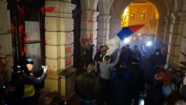 ХАОС НА ГРАДСКИМ УЛИЦАМА У НОВОМ САДУ: Брутално вандализовање Градске куће, полетели сузавци и каменице (ВИДЕО) ХАОС НА ГРАДСКИМ УЛИЦАМА У НОВОМ САДУ: Брутално вандализовање Градске куће, полетели сузавци и каменице (ВИДЕО)