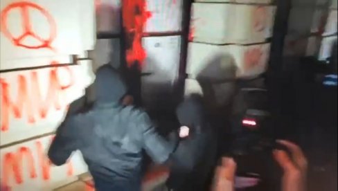 NOVI SNIMAK VANDALIZMA U NOVOM SADU: Pogledajte kako huligani razvaljuju vrata Gradske kuće (VIDEO) NOVI SNIMAK VANDALIZMA U NOVOM SADU: Pogledajte kako huligani razvaljuju vrata Gradske kuće (VIDEO)