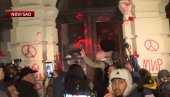 POGLEDAJTE ŠTA SU DIVLJACI URADILI U NOVOM SADU: Nasilni protestanti demoliraju, razbijaju, ruše... (FOTO/VIDEO)