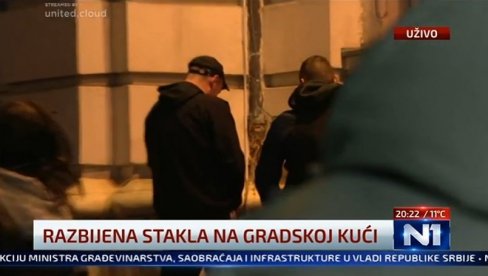 ДНО ДНА: Присталице опозиције уринирају на Градску кућу (ФОТО) ДНО ДНА: Присталице опозиције уринирају на Градску кућу (ФОТО)