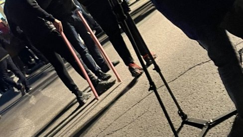 PAJTIĆEVCI SA BEJZBOL PALICAMA Opoziciono nasilje u Novom Sadu ne jenjava, huligani u pohodu na gradsku imovinu PAJTIĆEVCI SA BEJZBOL PALICAMA Opoziciono nasilje u Novom Sadu ne jenjava, huligani u pohodu na gradsku imovinu