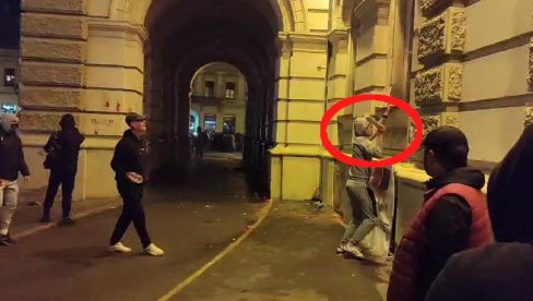 BRUTALAN VANDALIZAM U NOVOM SADU: Pogledajte kako ciglama razbijaju Gradsku kuću (VIDEO) BRUTALAN VANDALIZAM U NOVOM SADU: Pogledajte kako ciglama razbijaju Gradsku kuću (VIDEO)