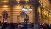 УДАР НА СИМБОЛ ДРЖАВЕ: Демонстранти скрнаве заставу Републике Србије (ВИДЕО) УДАР НА СИМБОЛ ДРЖАВЕ: Демонстранти скрнаве заставу Републике Србије (ВИДЕО)