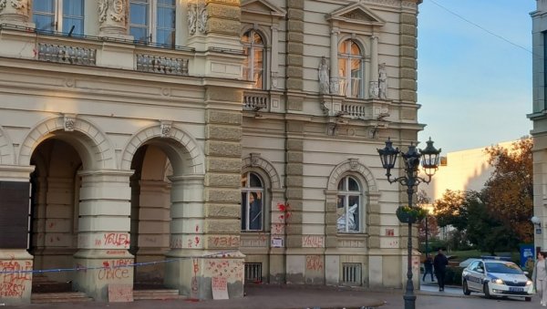 ТРАГОВИ ХУЛИГАНА ЈОШ САБЛАСНИЈИ НА ДНЕВНОМ СВЕТЛУ: Центар Новог Сада и даље обезбеђује полиција, чишћење тек предстоји (ФОТО) ТРАГОВИ ХУЛИГАНА ЈОШ САБЛАСНИЈИ НА ДНЕВНОМ СВЕТЛУ: Центар Новог Сада и даље обезбеђује полиција, чишћење тек предстоји (ФОТО)