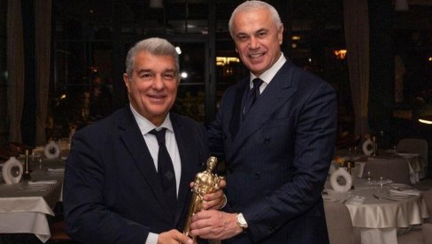 ZAJEDNO U KAFANI NA VEČERI! Kad čelnici Crvene zvezde ugoste vodeće ljude Barselone (FOTO) ZAJEDNO U KAFANI NA VEČERI! Kad čelnici Crvene zvezde ugoste vodeće ljude Barselone (FOTO)