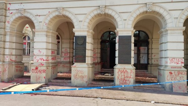 НОВИ САД ДИВЉАЧКИ ДЕМОЛИРАН НАКОН ПРОТЕСТА: Црвена фарба, уништена врата и сломљени прозори на Градској кући (ФОТО/ВИДЕО) НОВИ САД ДИВЉАЧКИ ДЕМОЛИРАН НАКОН ПРОТЕСТА: Црвена фарба, уништена врата и сломљени прозори на Градској кући (ФОТО/ВИДЕО)