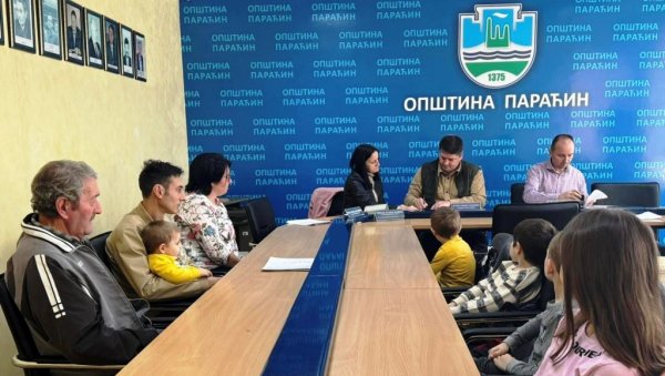 РАДОСТ ЗА ПЕТОРО ДЕЦЕ: У Општини Параћин потписан тројни уговор за кућу Радосављевићих РАДОСТ ЗА ПЕТОРО ДЕЦЕ: У Општини Параћин потписан тројни уговор за кућу Радосављевићих