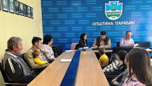 RADOST ZA PETORO DECE: U Opštini Paraćin potpisan trojni ugovor za kuću Radosavljevićih RADOST ZA PETORO DECE: U Opštini Paraćin potpisan trojni ugovor za kuću Radosavljevićih