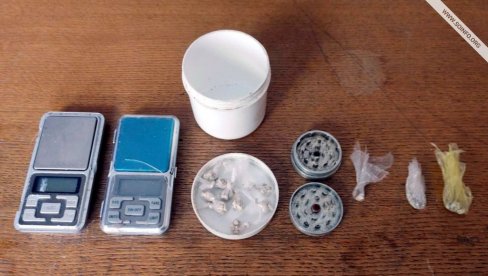 DROGA KOD ŠEZDESETOGODIŠNJAKA: U Odžacima pronađena oprema za narkotike DROGA KOD ŠEZDESETOGODIŠNJAKA: U Odžacima pronađena oprema za narkotike