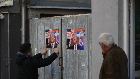 LIK DONALDA TRAMPA U SEVERNOJ MITROVICI: Zbog pobede građani lepe platake (FOTO) LIK DONALDA TRAMPA U SEVERNOJ MITROVICI: Zbog pobede građani lepe platake (FOTO)