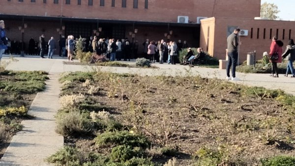 БИЛА ЈЕ УМЕТНИК ЦЕЛИМ СВОЈИМ БИЋЕМ: У Новом Саду одржан испраћај за кремацију Горанки Раца, страдалој на Железничкој станици (ФОТО/ВИДЕО) БИЛА ЈЕ УМЕТНИК ЦЕЛИМ СВОЈИМ БИЋЕМ: У Новом Саду одржан испраћај за кремацију Горанки Раца, страдалој на Железничкој станици (ФОТО/ВИДЕО)