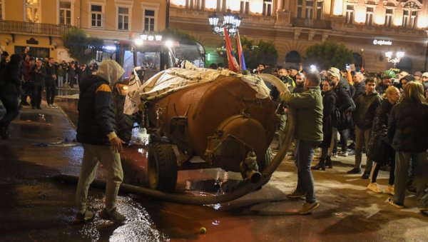 НАСИЛНИЦИ ПРИЗИВАЈУ ОТЦЕПЉЕЊЕ ВОЈВОДИНЕ: Вођа протеста прозападне опозиције у Новом Саду све чешће помињу сепаратизам НАСИЛНИЦИ ПРИЗИВАЈУ ОТЦЕПЉЕЊЕ ВОЈВОДИНЕ: Вођа протеста прозападне опозиције у Новом Саду све чешће помињу сепаратизам
