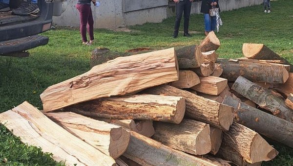 ПОДЕЛА ОГРЕВНОГ ДРВЕТА: Акција врњачког Центра за социјални рад ПОДЕЛА ОГРЕВНОГ ДРВЕТА: Акција врњачког Центра за социјални рад