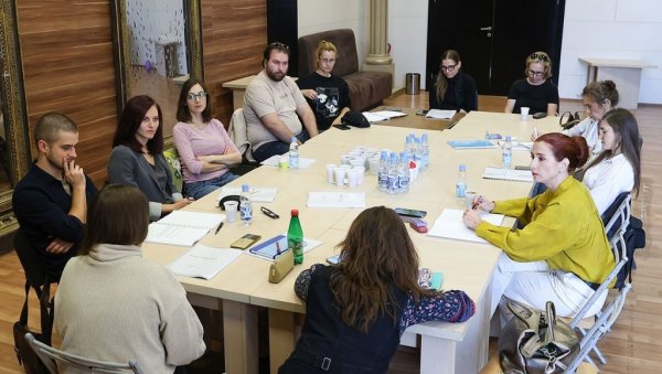 О СУРОВОСТИ ПРЕМА НАЈБЛИЖИМА : Ансамбл СНП припрема представу Незаборавак, поточница, змијске очи О СУРОВОСТИ ПРЕМА НАЈБЛИЖИМА : Ансамбл СНП припрема представу Незаборавак, поточница, змијске очи