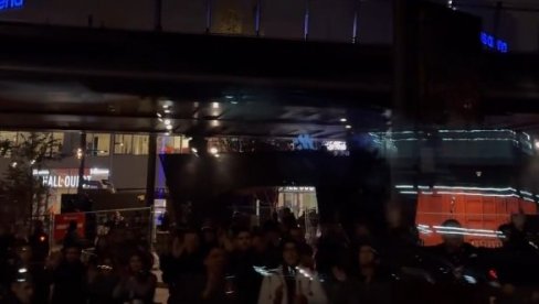 KOŠARKAŠI PARTIZANA U ŠOKU: Evo šta ih je dočekalo ispred hale u Parizu (VIDEO) KOŠARKAŠI PARTIZANA U ŠOKU: Evo šta ih je dočekalo ispred hale u Parizu (VIDEO)