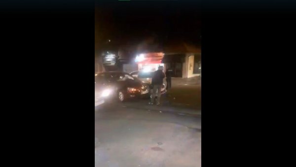 САОБРАЋАЈНА НЕЗГОДА НА БУЛЕВАРУ: Полиција на лицу места (ВИДЕО) САОБРАЋАЈНА НЕЗГОДА НА БУЛЕВАРУ: Полиција на лицу места (ВИДЕО)