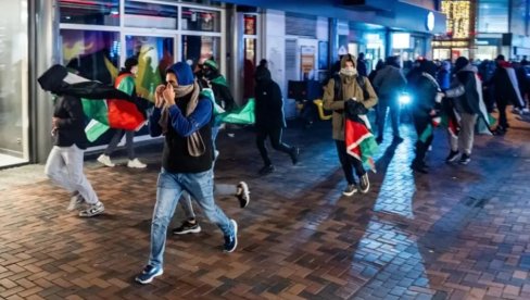 HAOS U AMSTERDAMU Propalestinski napadači pretukli navijače Makabija, Netanjahu hitno poslao spasilačke avione (VIDEO) HAOS U AMSTERDAMU Propalestinski napadači pretukli navijače Makabija, Netanjahu hitno poslao spasilačke avione (VIDEO)