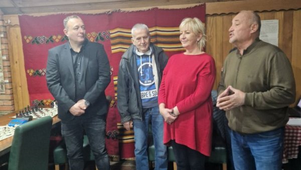 ИГРАЈУ КИЋИ У ЧАСТ: У Бањи Ковиљачи почео девети меморијални шаховски турнир Божидар Кићовић ИГРАЈУ КИЋИ У ЧАСТ: У Бањи Ковиљачи почео девети меморијални шаховски турнир Божидар Кићовић