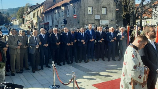 СЕЋАЊЕ НА НЕВЕСИЊСКЕ ЈУНАКЕ: Централно обележавање Митровдана, славе БОРС, одржано у Херцеговини СЕЋАЊЕ НА НЕВЕСИЊСКЕ ЈУНАКЕ: Централно обележавање Митровдана, славе БОРС, одржано у Херцеговини